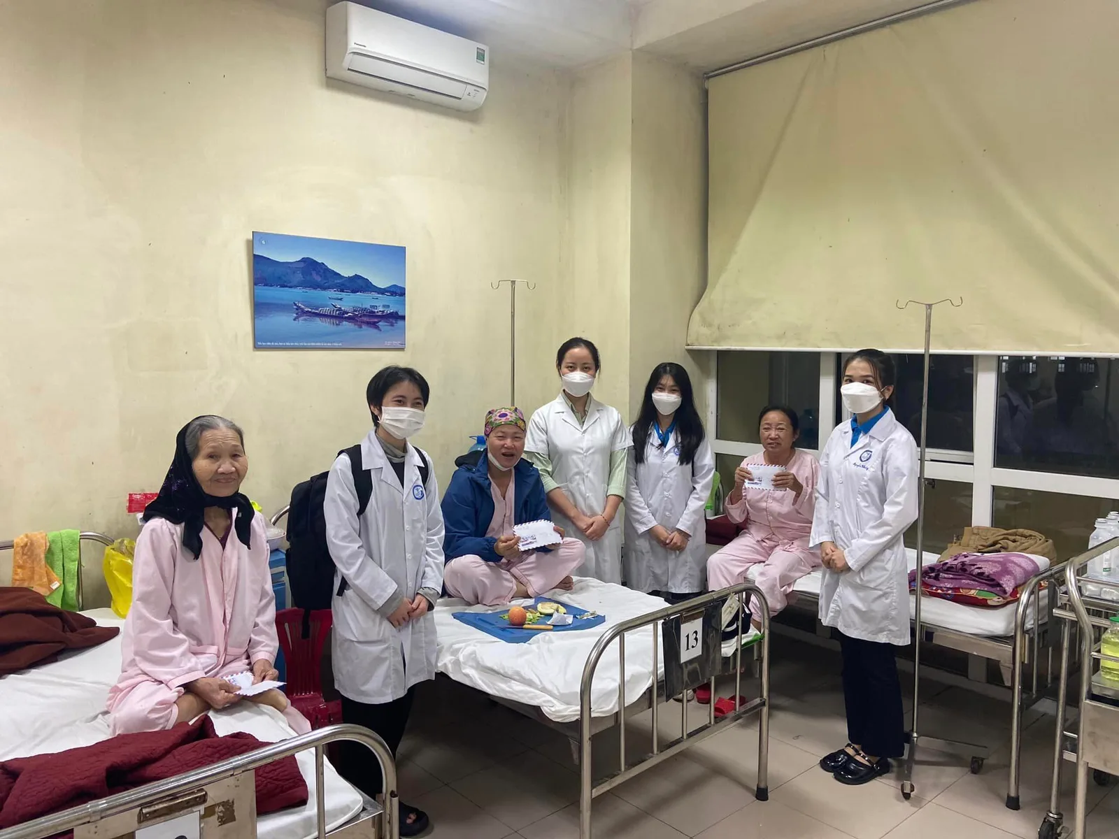 THĂM HỎI VÀ TRAO QUÀ BỆNH NHÂN